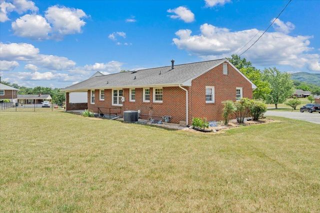 409 Decatur CIR, Salem, VA 24153