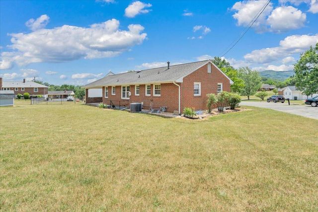 409 Decatur CIR, Salem, VA 24153