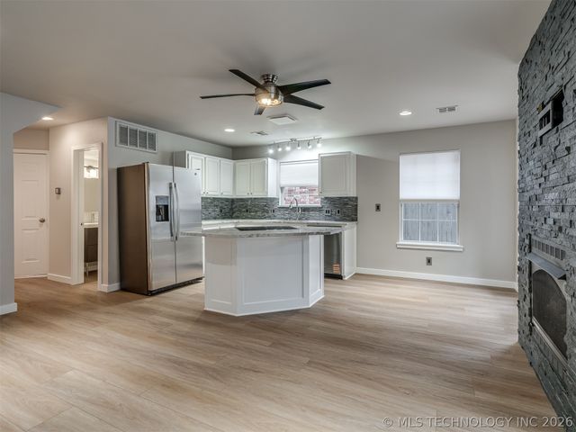 321 W J Street, Jenks, OK 74008