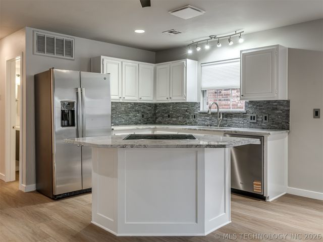 321 W J Street, Jenks, OK 74008