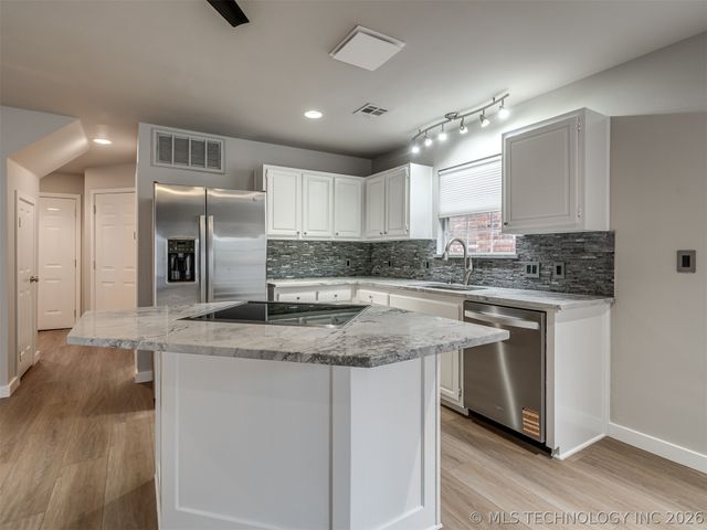 321 W J Street, Jenks, OK 74008