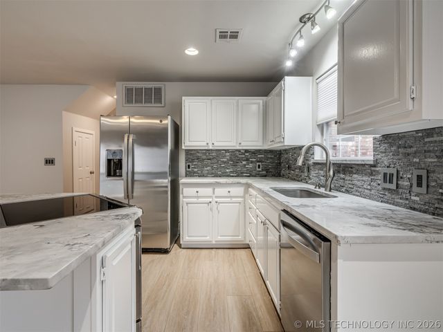 321 W J Street, Jenks, OK 74008