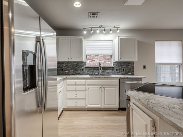 321 W J Street, Jenks, OK 74008