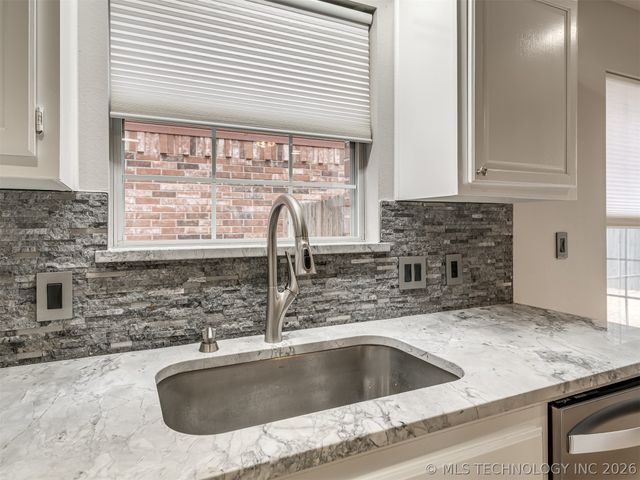 321 W J Street, Jenks, OK 74008