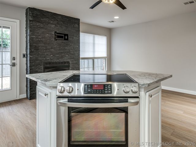 321 W J Street, Jenks, OK 74008