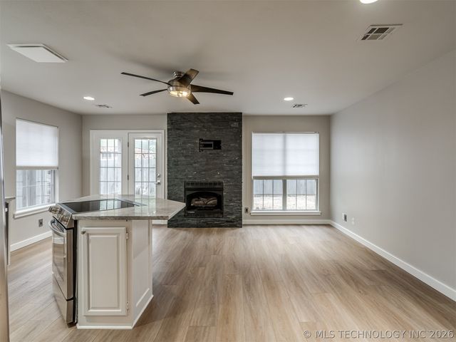 321 W J Street, Jenks, OK 74008