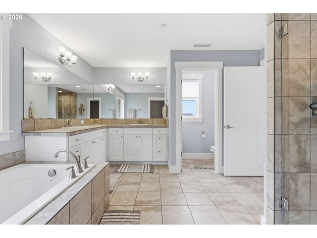 9526 N WOODLAND St, Camas, WA 98607