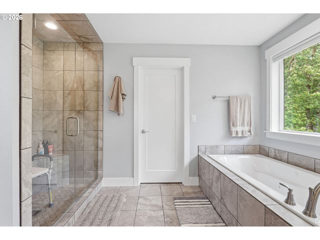 9526 N WOODLAND St, Camas, WA 98607