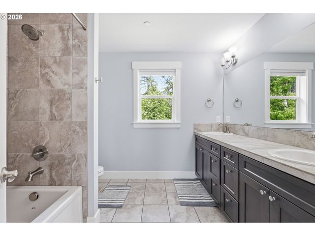 9526 N WOODLAND St, Camas, WA 98607