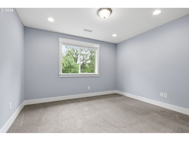 9526 N WOODLAND St, Camas, WA 98607