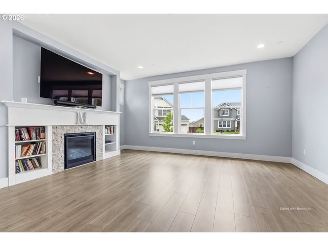 9526 N WOODLAND St, Camas, WA 98607