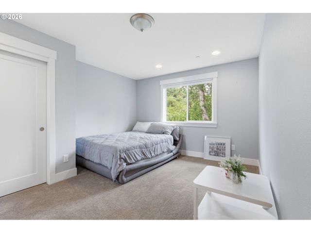 9526 N WOODLAND St, Camas, WA 98607