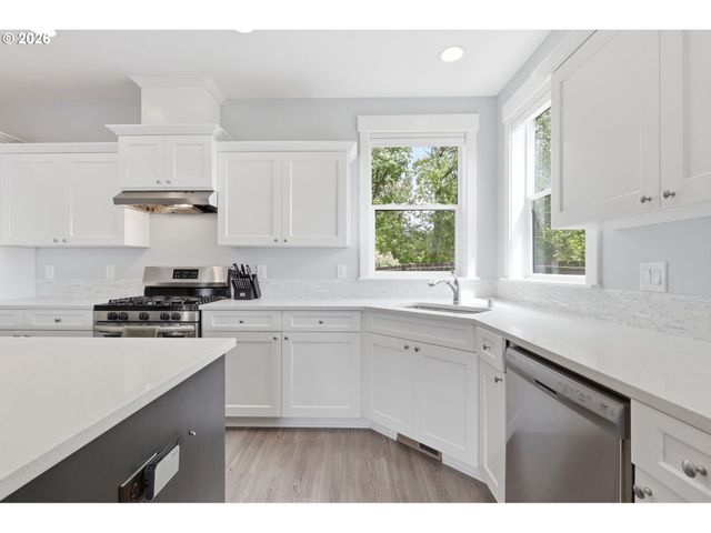 9526 N WOODLAND St, Camas, WA 98607
