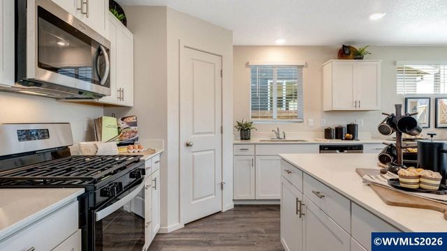 113 Greencrest St NE, Salem, OR 97301