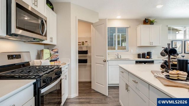 113 Greencrest St NE, Salem, OR 97301