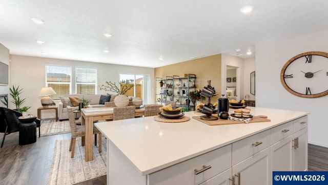 113 Greencrest St NE, Salem, OR 97301