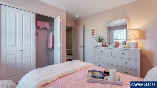 113 Greencrest St NE, Salem, OR 97301