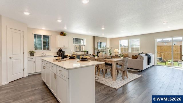 113 Greencrest St NE, Salem, OR 97301