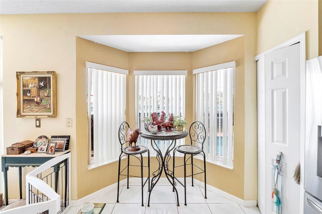 466 E Royal Cove Cir, Davie, FL 33325