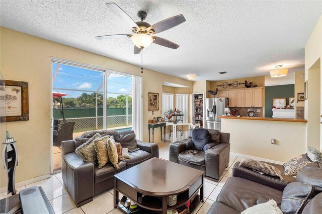 466 E Royal Cove Cir, Davie, FL 33325