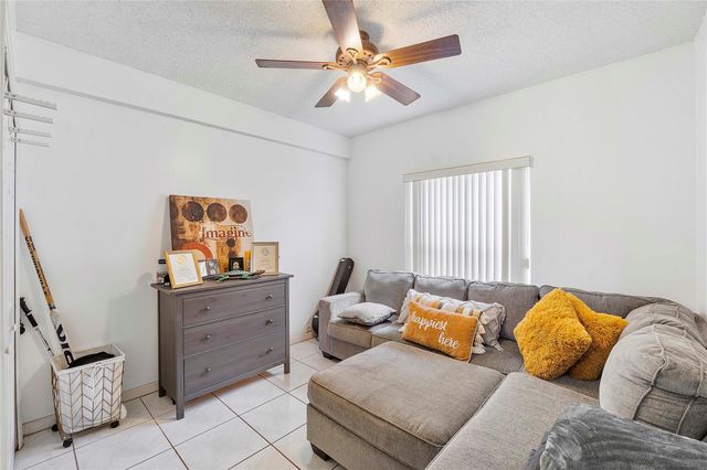 466 E Royal Cove Cir, Davie, FL 33325