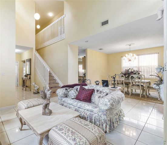 466 E Royal Cove Cir, Davie, FL 33325