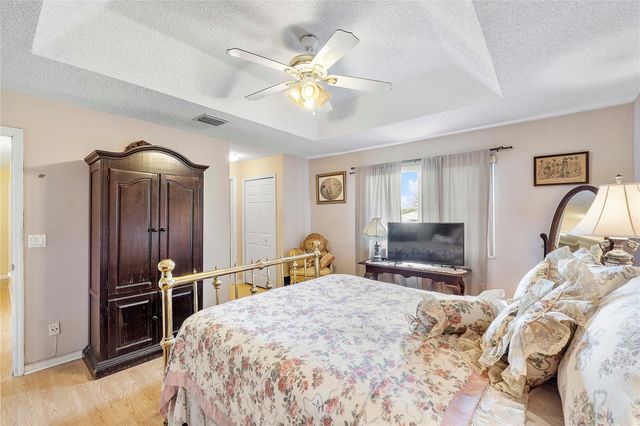 466 E Royal Cove Cir, Davie, FL 33325