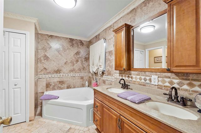 466 E Royal Cove Cir, Davie, FL 33325