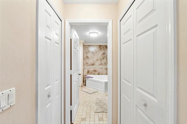 466 E Royal Cove Cir, Davie, FL 33325