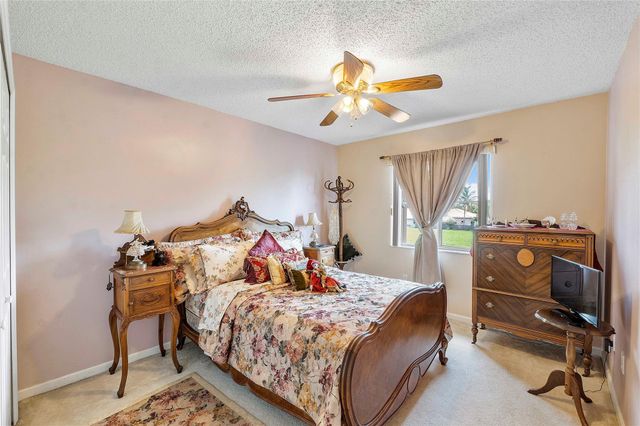 466 E Royal Cove Cir, Davie, FL 33325