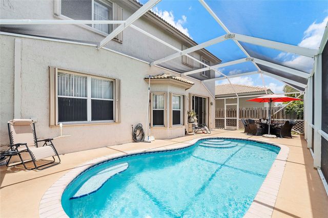 466 E Royal Cove Cir, Davie, FL 33325