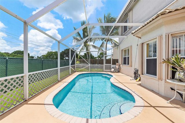 466 E Royal Cove Cir, Davie, FL 33325