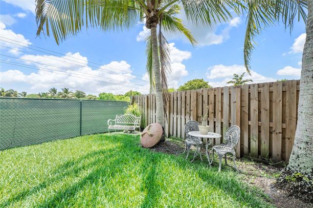 466 E Royal Cove Cir, Davie, FL 33325