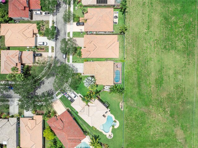 466 E Royal Cove Cir, Davie, FL 33325