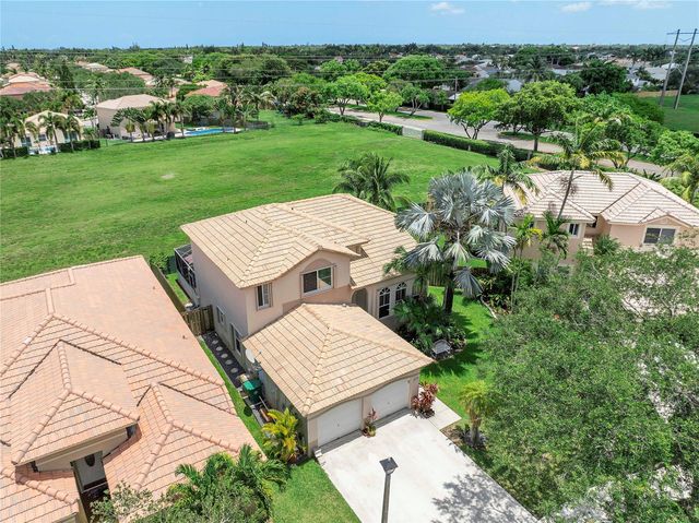 466 E Royal Cove Cir, Davie, FL 33325