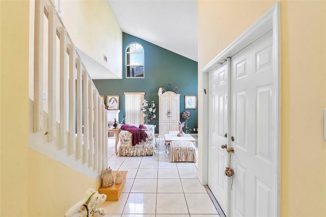 466 E Royal Cove Cir, Davie, FL 33325