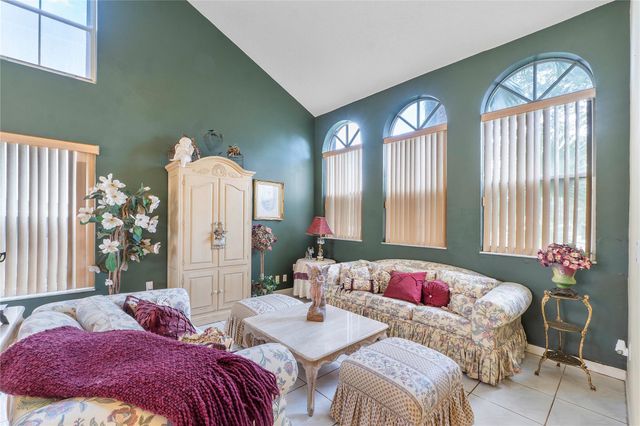 466 E Royal Cove Cir, Davie, FL 33325