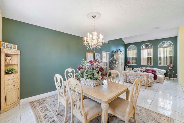 466 E Royal Cove Cir, Davie, FL 33325