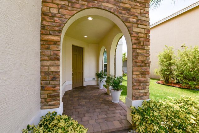 713 NW Leonardo Circle 713, Port St. Lucie, FL 34986