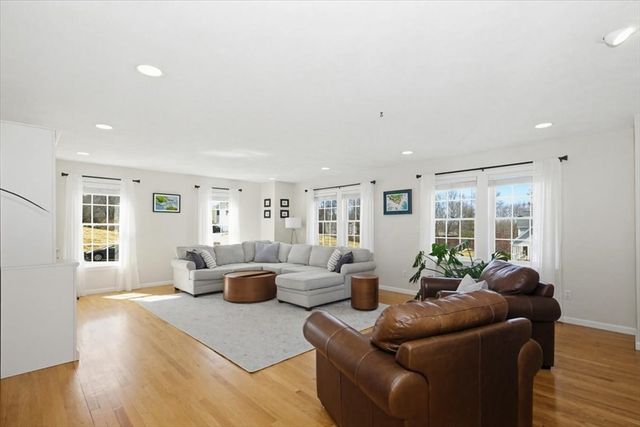 4 Swanson Ln, Westford, MA 01886