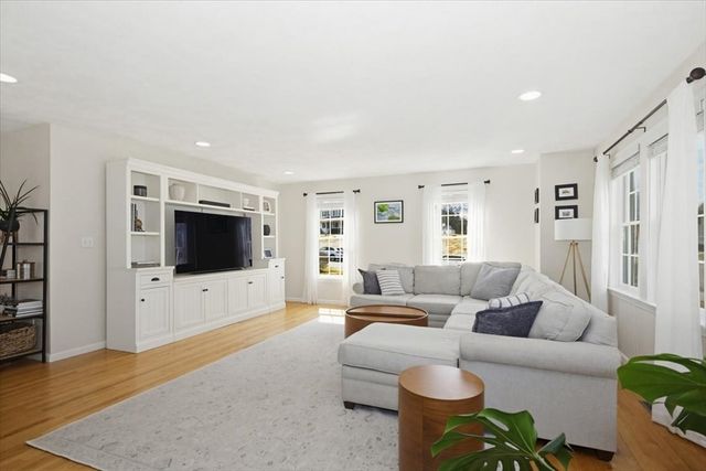 4 Swanson Ln, Westford, MA 01886