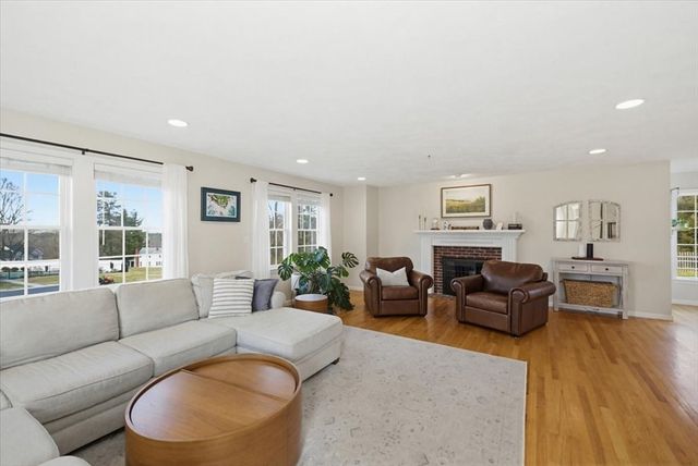 4 Swanson Ln, Westford, MA 01886