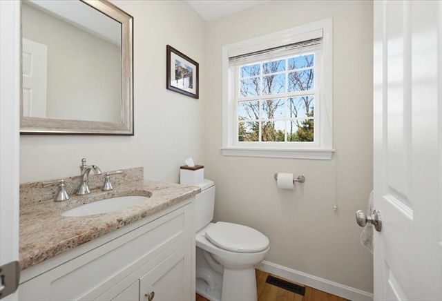 4 Swanson Ln, Westford, MA 01886