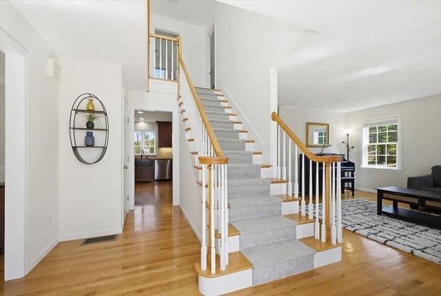 4 Swanson Ln, Westford, MA 01886