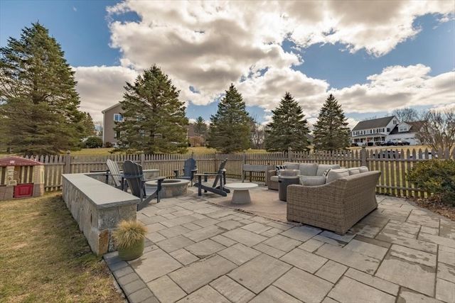 4 Swanson Ln, Westford, MA 01886