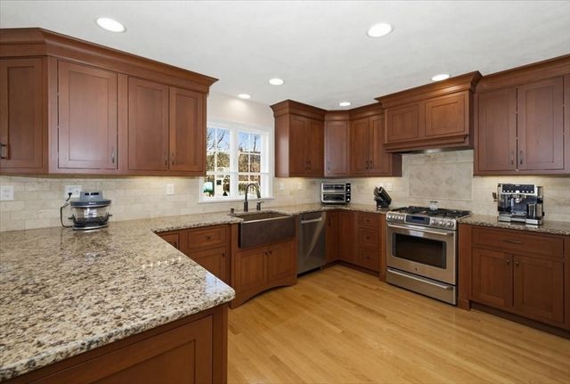 4 Swanson Ln, Westford, MA 01886