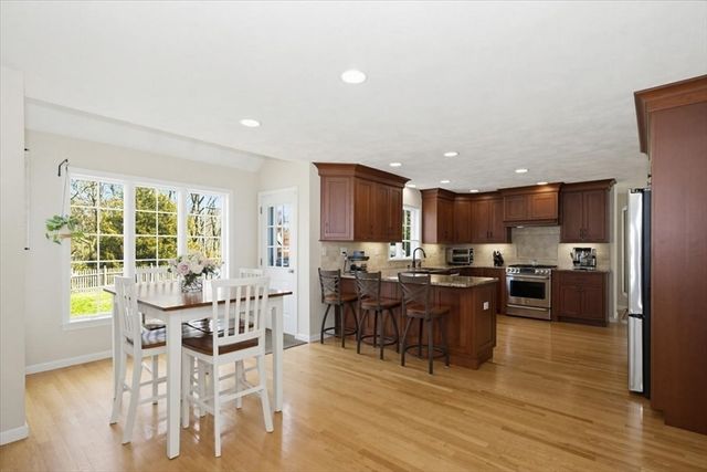 4 Swanson Ln, Westford, MA 01886