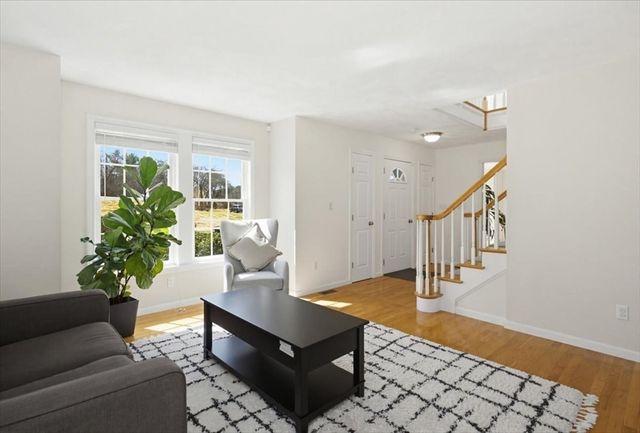 4 Swanson Ln, Westford, MA 01886