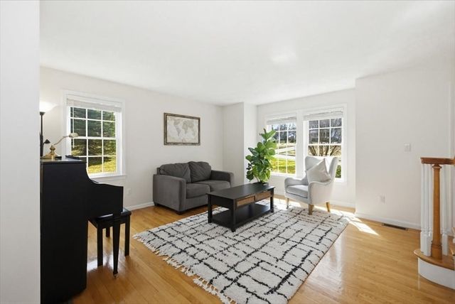 4 Swanson Ln, Westford, MA 01886