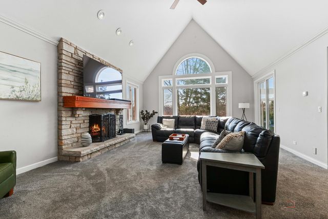 13 Kensington Drive, North Barrington, IL 60010